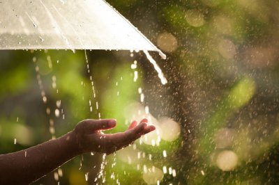 ​一个人听雨的说说 一个人静静地听雨的句子